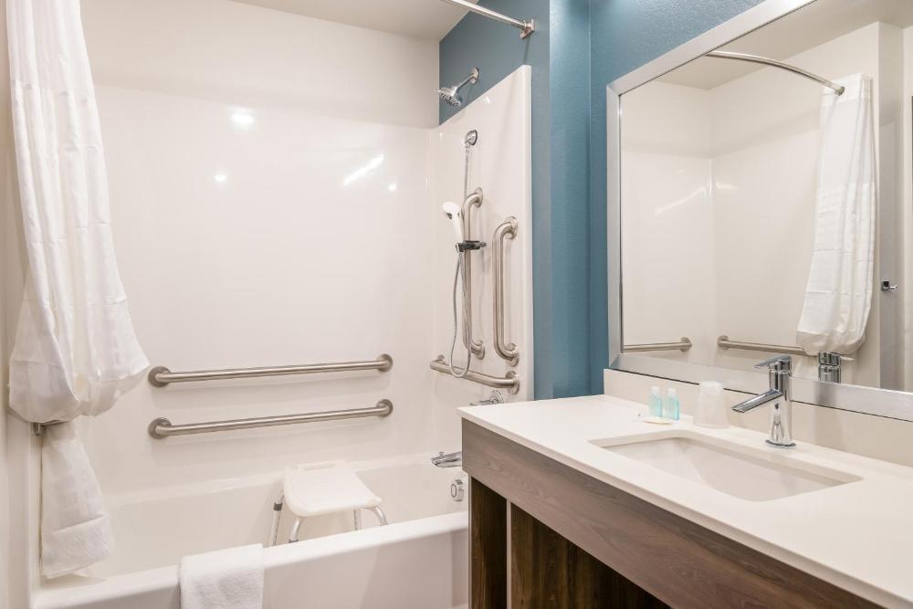 Queen Room  with Transfer Shower - Disability Access/Non-Smoking