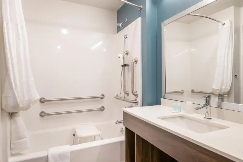 Queen Room  with Tub - Disability Access/Non-Smoking